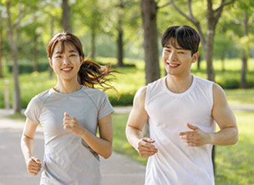 공원에서 함께 달리는 남녀 — 대사 활성 단계를 표현한 연출 사진