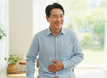 편안한 표정으로 배에 손을 얹은 남성 — 배출 단계를 표현한 연출 사진