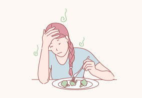 식탁 앞에서 머리를 짚고 접시를 내려다보는 여성 일러스트 — 맛이 약하게 느껴지는 미각감퇴